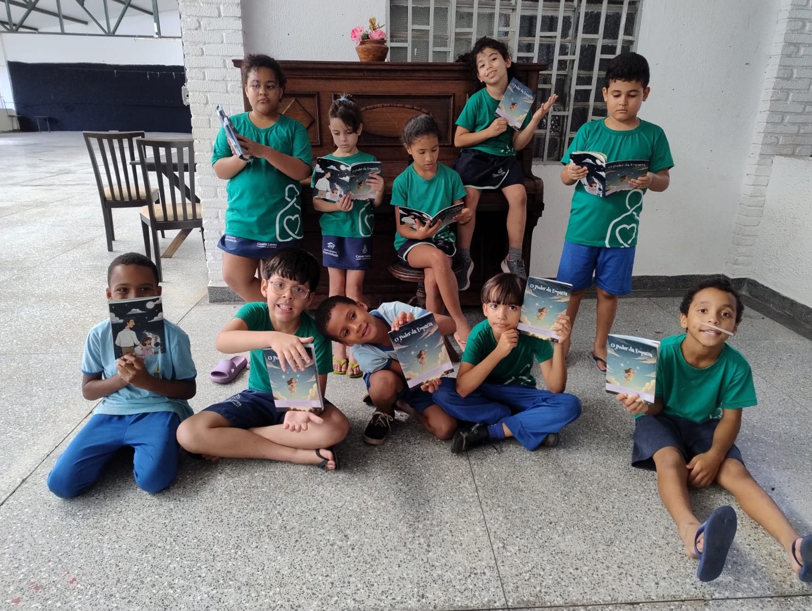 Criancas Casas Lares GEAEF com livrinho